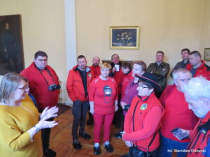08-Przewodnicy w sali bankietowej pałacu w Przeworsku (1)